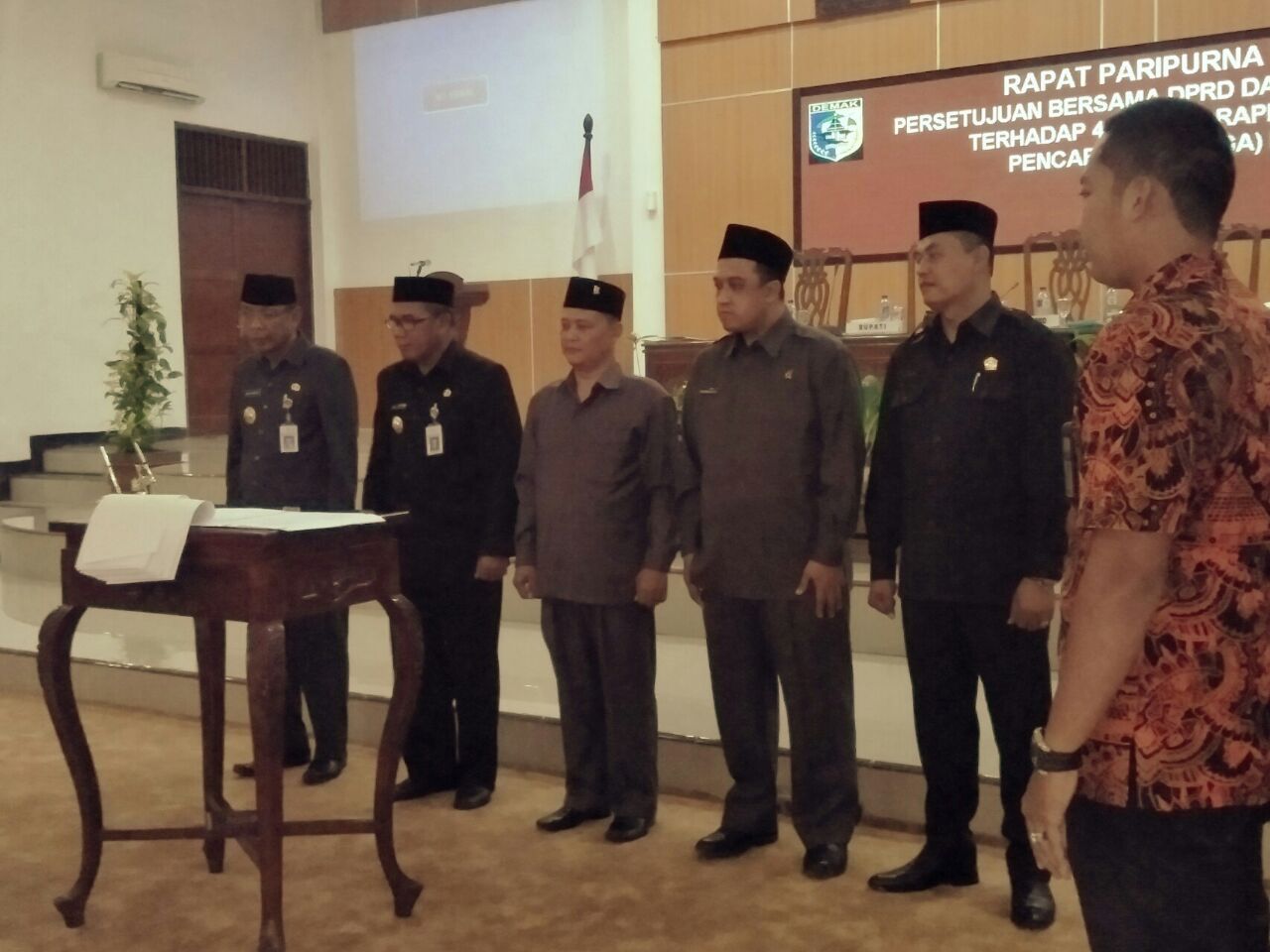 RAPAT PARIPURNA KE-10 PERSETUJUAN BUPATI DAN DPRD TENTANG 4 RAPERDA ...