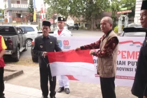 Pemkab Sintang Bagikan 735 Bendera Merah Putih Kepada Masyarakat Untuk Dikibarkan