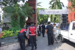 Rekan Indonesia Jatim Gembok Pagar Cabdin Kediri, Protes Pungutan di Sekolah Negeri