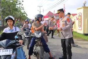 Jelang Hari Kemerdekaan, Kapolres Sintang AKBP Sanny Handityo, S.H., S.I.K Bagikan Bendera Merah Putih kepada Pengendara