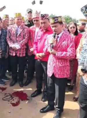 Pandai Besampi, Bupati Sintang Ikut Besampi Batu Telur Pada PGD Sintang 2025