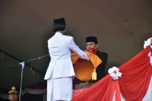 Wabup Sintang Jadi Irup Penurunan Bendera Merah Putih di Stadion Baning Sintang