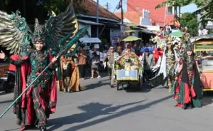 Becak Hias Meriahkan HUT Ke-80 RI, Bupati Imron Ikut Gowes