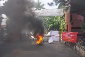 Aksi Damai Rekan Indonesia Jilid IV di Kediri: Ratusan Aduan Wali Murid, Cabdin Belum Berikan Tanggapan