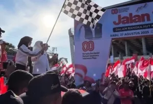 Jalan Sehat HUT ke-80 RI di Kediri, Gubernur Khofifah Bersama Vinanda Lepas Ribuan Peserta