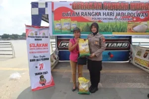 Polwan Polres Sintang Gelar Berbagi Barang Layak Pakai dan Pasar Murah Jelang HUT Polwan ke-77