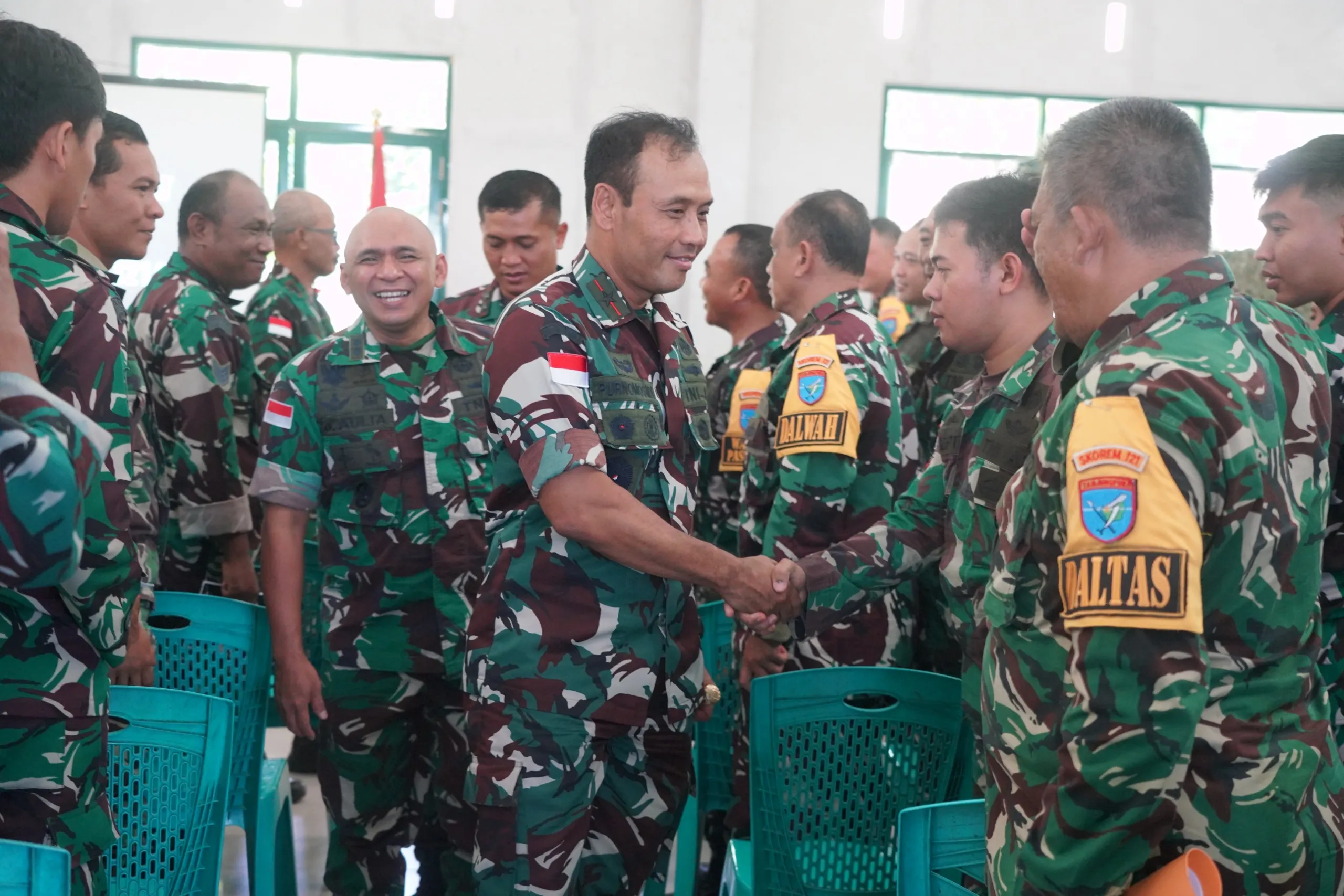 TAKLIMAT AKHIR DANREM 121/ABW BRIGJEN TNI PURNOMOSIDI, SEKALIGUS MENUTUP LATIHAN POSKO 1 KODIM 1208/SAMBAS TA. 2025