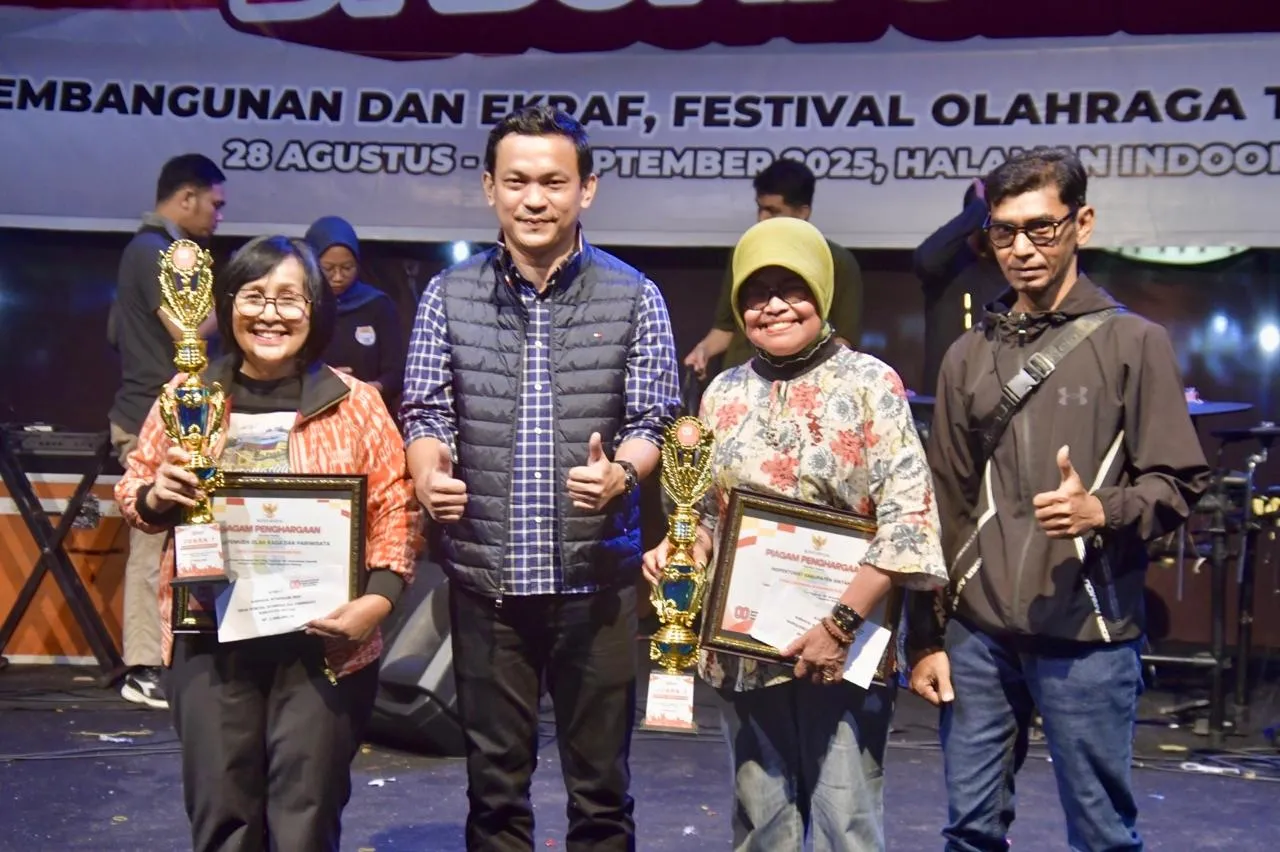 Wabup Sintang Tutup Pameran Pembangunan 2025 di Halaman GOR Apang Semangai