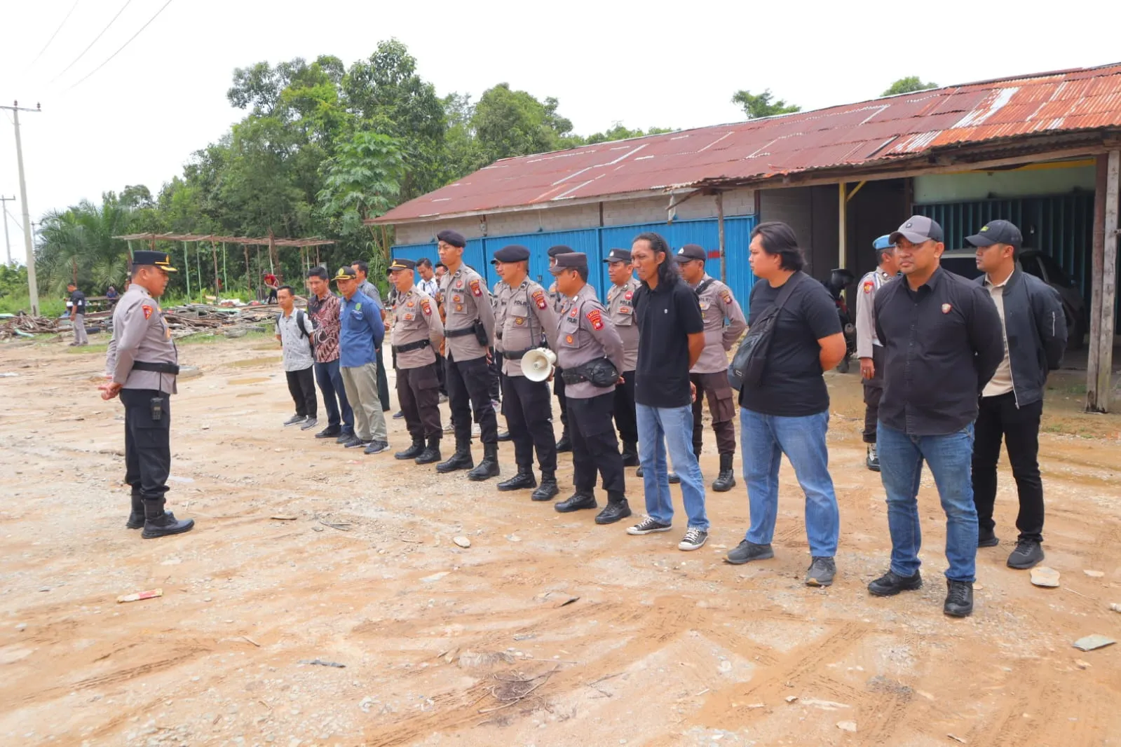 Polres Sintang Berikan Pengamanan Eksekusi Pengosongan Lahan Sengketa di Sungai Tebelian