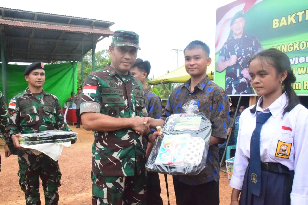 Danrem 121/Abw Brigjen TNI Purnomosidi,  dampingi Pangdam XII/Tpr DANREM kunjungi Satgas Pamtas sektor timur Kalimantan Barat