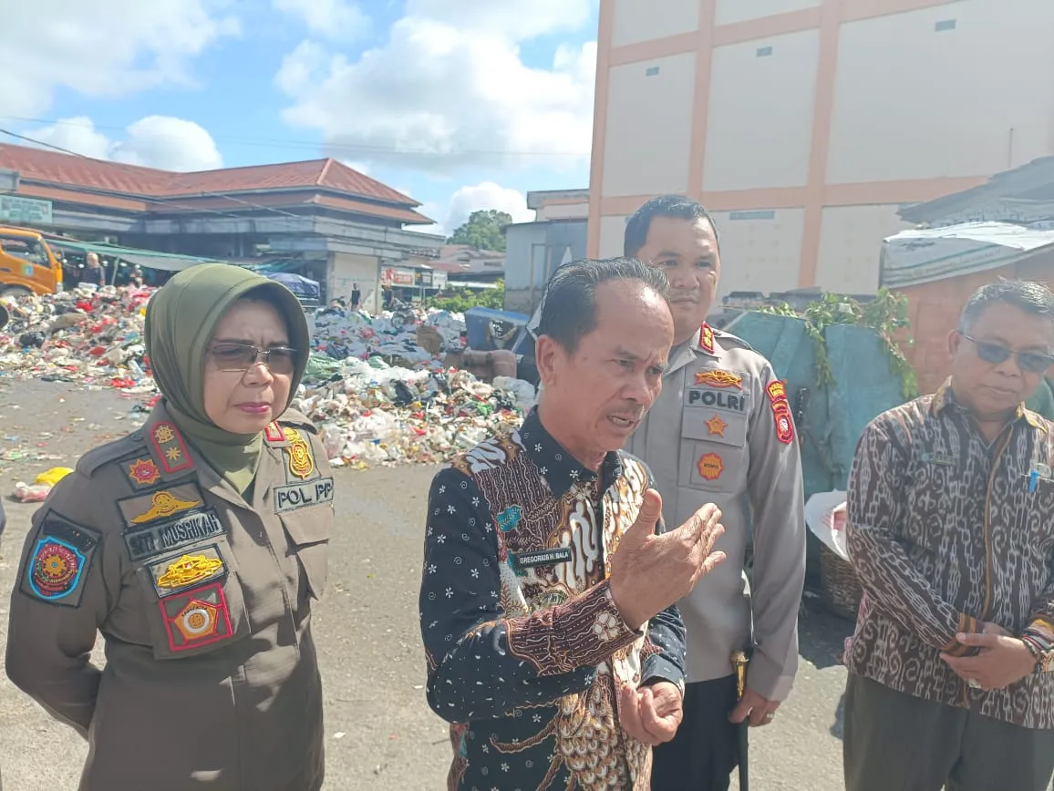Terima Laporan Masyarakat, Bupati Sintang Datangi TPS Pasar Sungai Durian