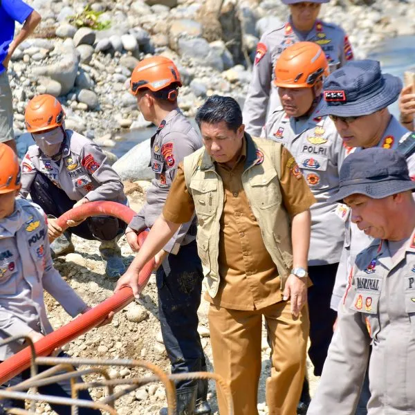 Renminops Korbrimod Tinjau Pembangunan Jembatan Bailey di Palembayan