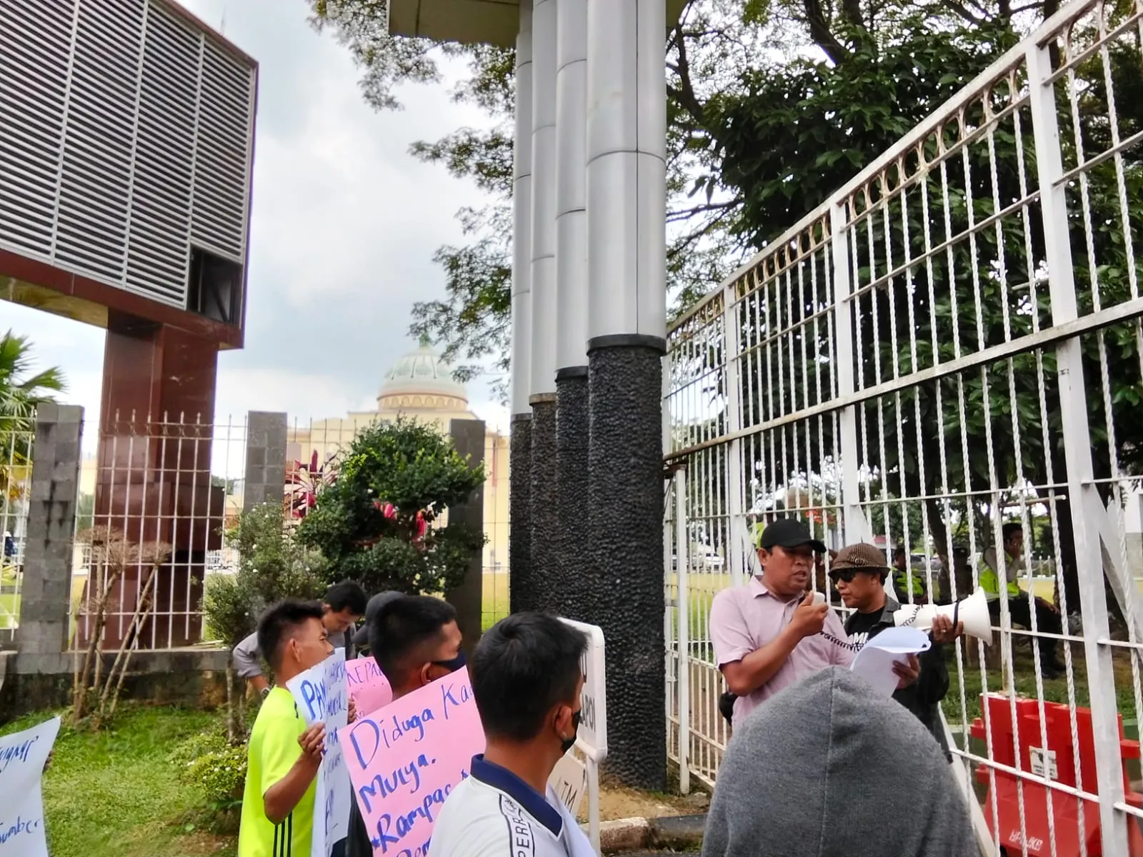 Barisan Rakyat Merdeka Sumatera Selatan gelar aksi unjuk rasa di Kejati Sumsel terkait dugaan penyalahgunaan Dana Desa di Dua Desa Kecamatan Lubai ulu