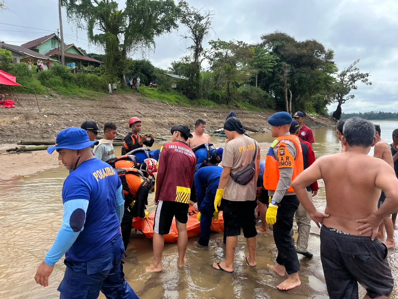 Tiga Pelajar Diduga Tenggelam di Sungai Melawi, Dengan Upaya Pencarian Intensif ketiganya Berhasil di Evakuasi