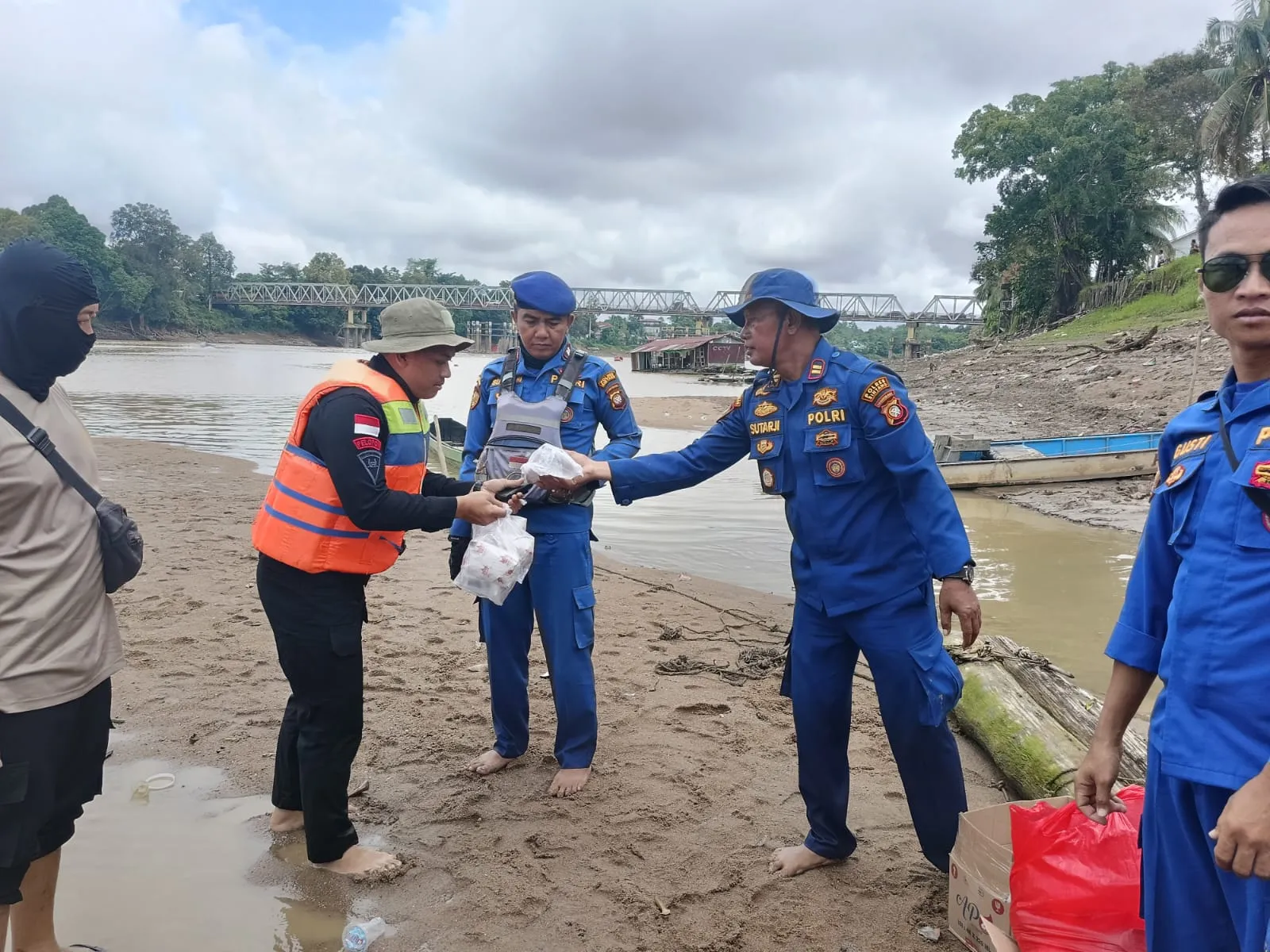 Jumat Berbagi, Polres Sintang Salurkan Nasi Bungkus untuk Tim dan Warga Pencari Korban Tenggelam