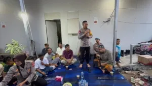 Kapolres Agam Buka Puasa dan Tarawih Bareng Warga di Huntara Palembayan.