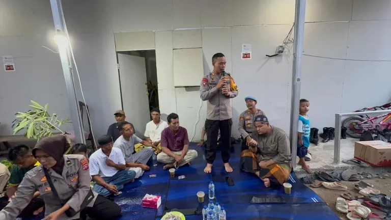 Kapolres Agam Buka Puasa dan Tarawih Bareng Warga di Huntara Palembayan.