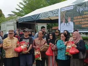 Dalam rangka operasi pasar Berikan Diskon Sembako, Bupati Sintang Sapa Ratusan Warga Yang Sedang Antri
