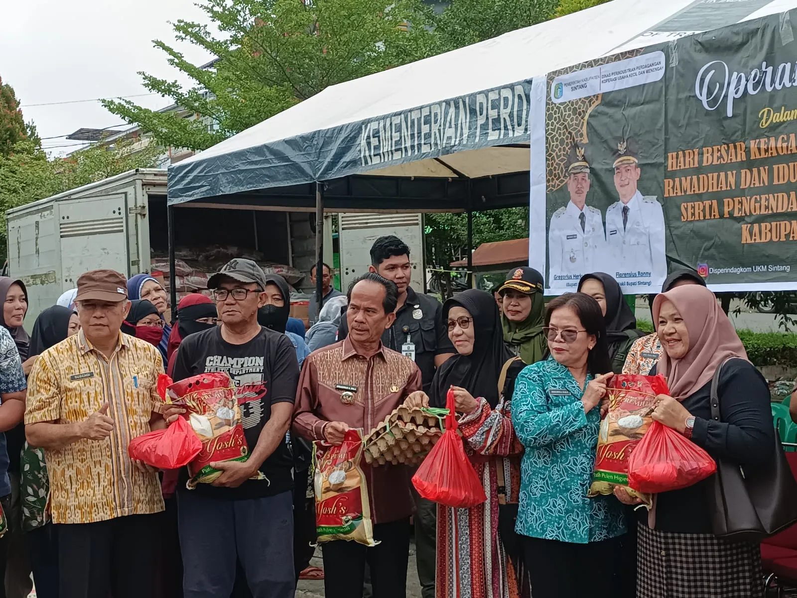 Dalam rangka operasi pasar Berikan Diskon Sembako, Bupati Sintang Sapa Ratusan Warga Yang Sedang Antri