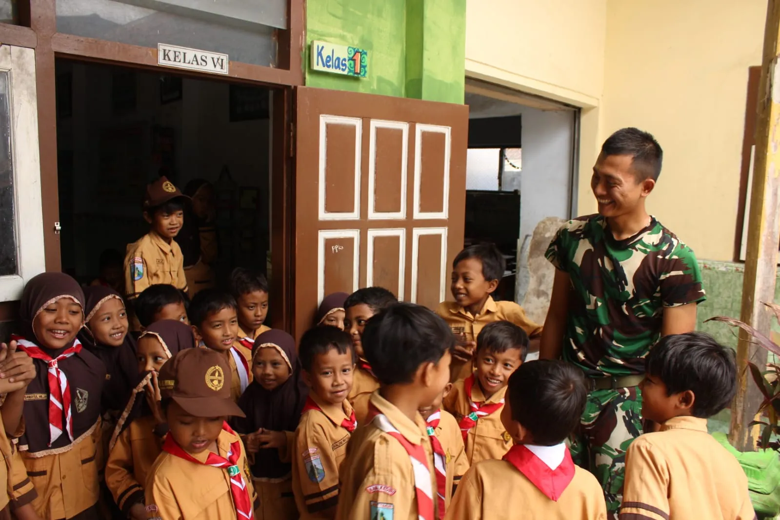 Hangatnya kebersamaan prajurit TNI dan siswa MI warnai TMMD ke-127 di Desa Gadungan
