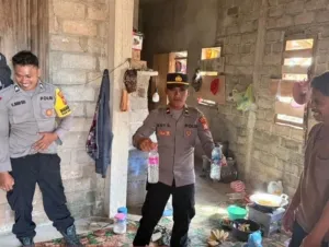 Polsek Lede Gelar Patroli Dialogis dan Razia Miras, Amankan Puluhan Botol Cap Tikus