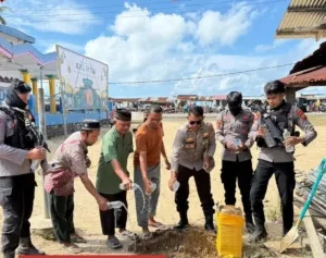 Polsek Gela Sita dan Musnahkan 43 Botol Miras di Desa Tikong