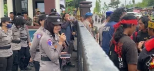 Kawal Aksi Damai Secara Humanis, Polwan Polres Sintang Sambut Massa dengan Pantun
