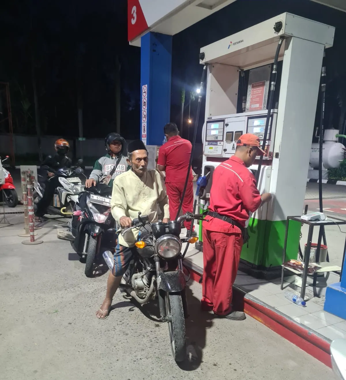 SPBU Pertamina 54.681.30 Balung. Memicu adanya Antrian panjang Karena mendahulukan para tengkulak yang bolak balik mengisi BBM