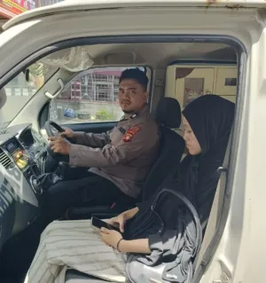 Respon Cepat Layanan 110 Polres Sintang: Bantu Evakuasi Warga Ke Rumah Sakit