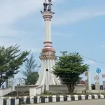 Penampakan Tugu Bujang Gadis Simpang Enam, lingkungan Kota Tais Semrawut ( Kurak Karai )