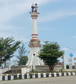 Penampakan Tugu Bujang Gadis Simpang Enam, lingkungan Kota Tais Semrawut ( Kurak Karai )