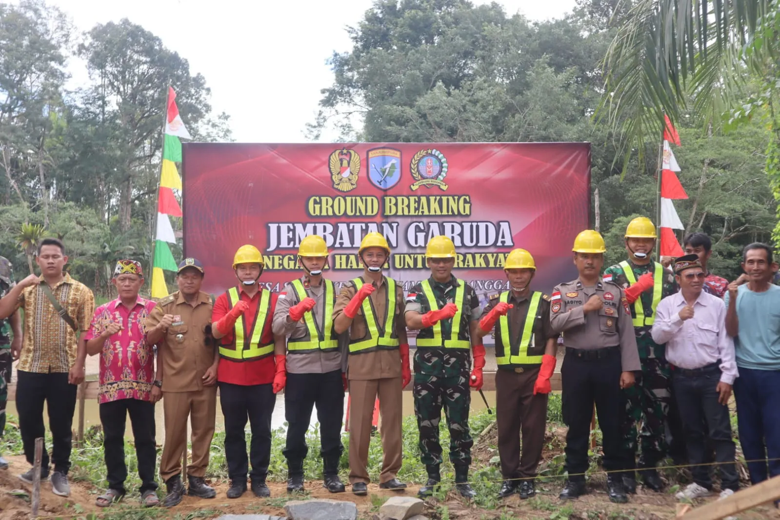 Dukung penuh program Presiden RI bangun akses transportasi bagi masyarakat di perbatasan, Danrem 121/Abw wakili Pangdam XII/Tpr Letakkan Batu Pertama Jembatan Perintis Garuda Desa Sotok, Sanggau