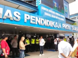 Dugaan Pengendapan Dana BOS dan Bribery dalam Penunjukkan Bakal Calon Kepala Sekolah, Massa Desak Mondy Turun dari Kadis Pendidikan Sumsel