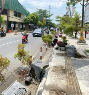 Demo Berujung Anarkis..! Alun-Alun Indramayu Jadi Sasaran Amuk Massa Akibat Tak Ditemui Bupati Lucky Hakim