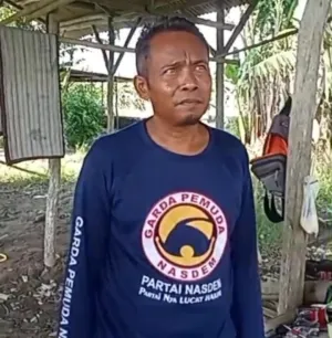 Kepedulian terhadap warga lanjut usia yang sebatangkara ditunjukkan oleh Kakak Cayani DPC Balongan Garda Pemuda NasDem Indramayu.