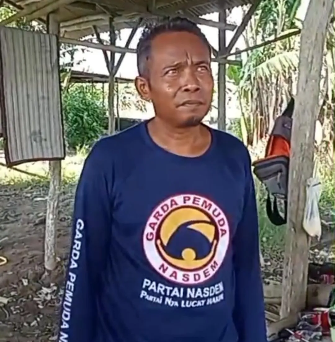 Kepedulian terhadap warga lanjut usia yang sebatangkara ditunjukkan oleh Kakak Cayani DPC Balongan Garda Pemuda NasDem Indramayu.