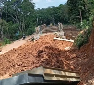 Direktur PT Bangun Jaya Mengancam Jurnalis Saat di Konfirmasi Terkait Proyek Jembatan P2D Sey Hanyo Bukoi Mangkrak