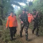 Tembus Medan Ekstrem Bukit Puntak, TNI dan Tim SAR Gabungan Berhasil Evakuasi Korban Helikopter PK-CFX di Sekadau