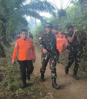 Tembus Medan Ekstrem Bukit Puntak, TNI dan Tim SAR Gabungan Berhasil Evakuasi Korban Helikopter PK-CFX di Sekadau