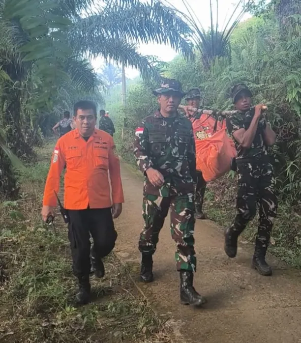 Tembus Medan Ekstrem Bukit Puntak, TNI dan Tim SAR Gabungan Berhasil Evakuasi Korban Helikopter PK-CFX di Sekadau